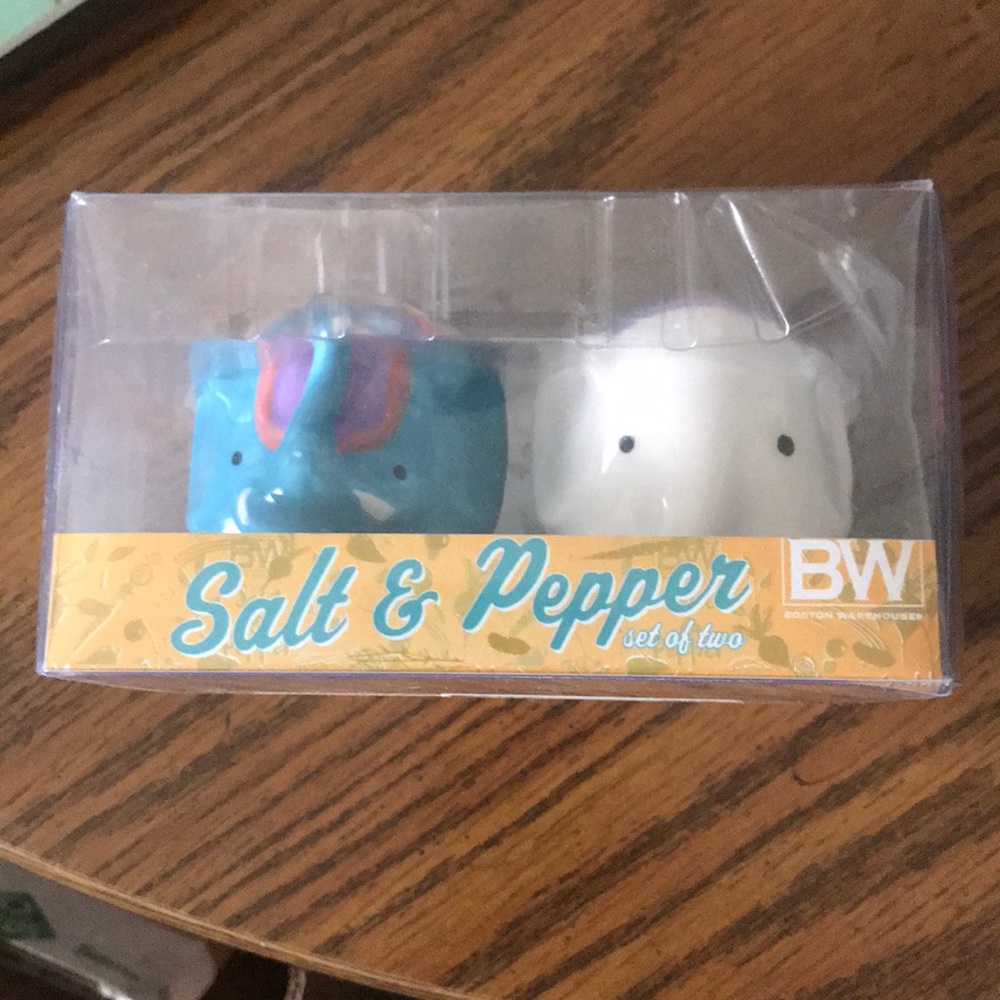 Brand new elephant 🐘 salt and pepper